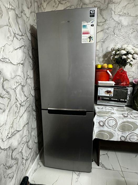 Холодильник Samsung