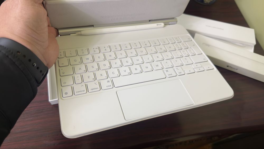 Продается Magic Keyboard от iPad и Apple Pencil 2
