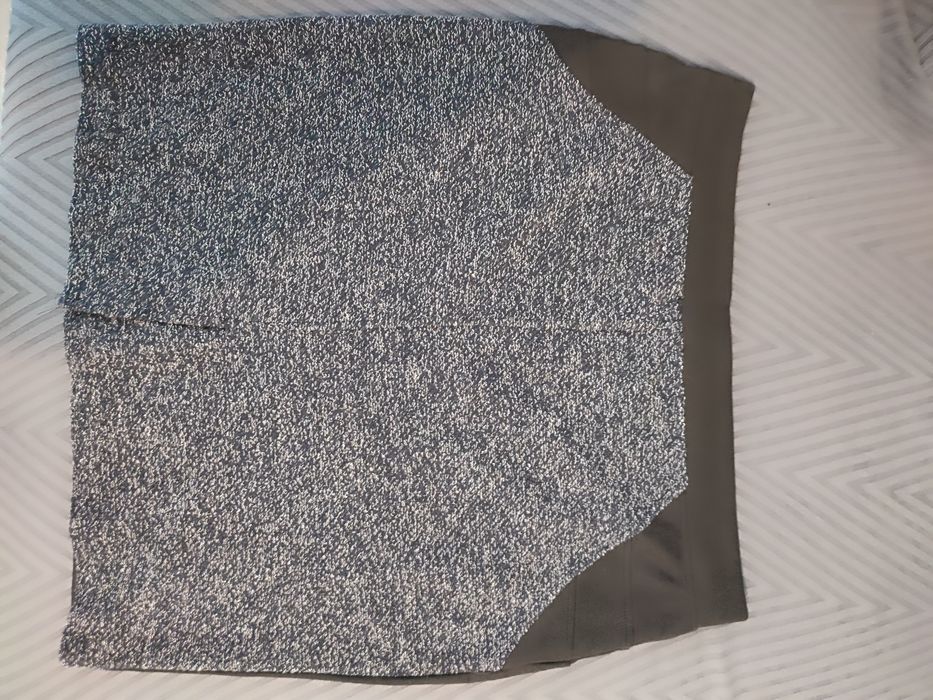 Fusta scurta , culoare negru cu navi, marime L