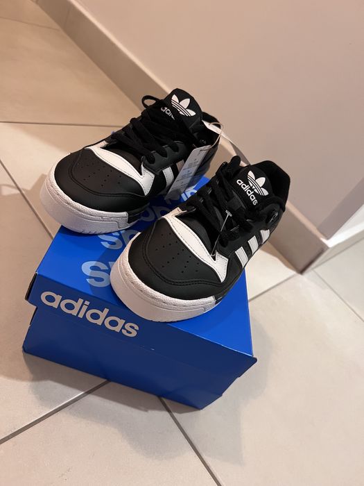 Vând adidași marca Adidas