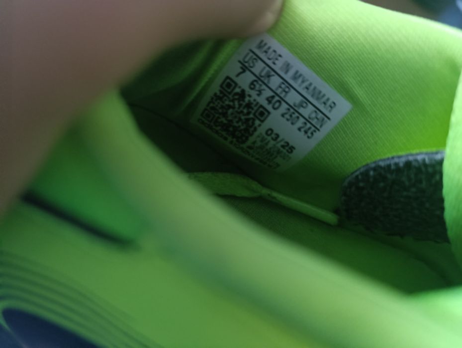Acestea sunt ghete de fotbal Adidas Copa Pure III Club TF de culoare verde neon și negru.
Mărimea40
