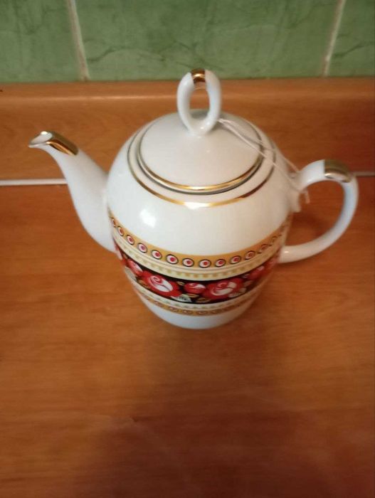 Два Нарядных Заварочных Чайника  на 1 литр и 1.25 литра. Новые.
