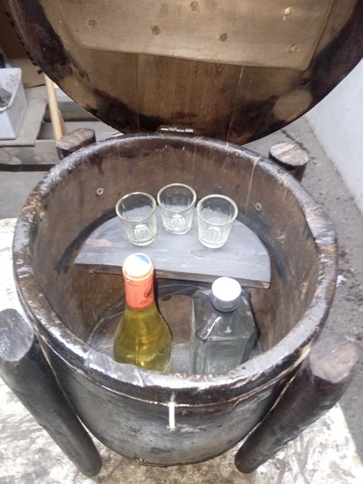 Masuta,bancuta rustica lemn masiv plus ciubar vechi lucrat manual .