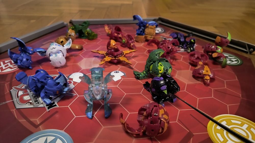 Топчета Бакуган с арена и карти