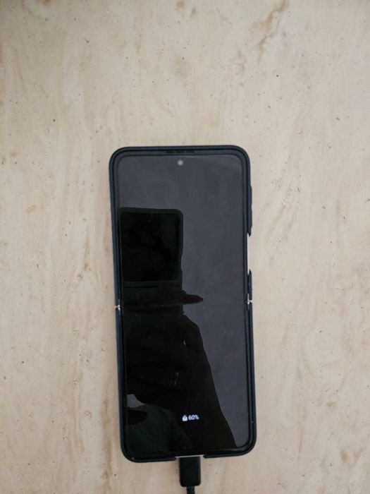 Продам телефон Samsung ZFlip 3