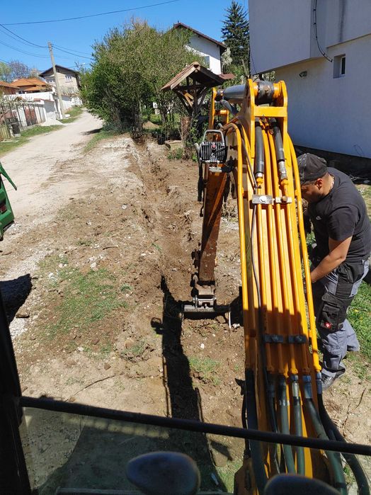услуги със самосвал ,мини багер ,челен товарач и комбиниран багер