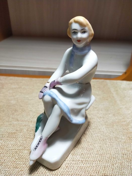 Продам статуэтку Конькобежка