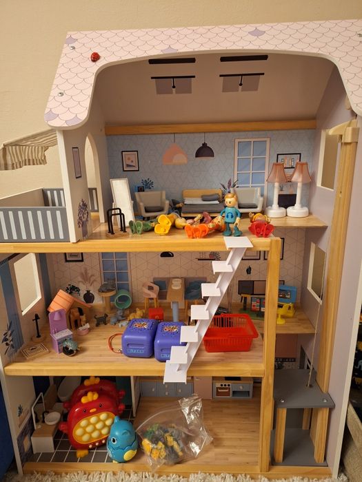 Дървена къща за кукли