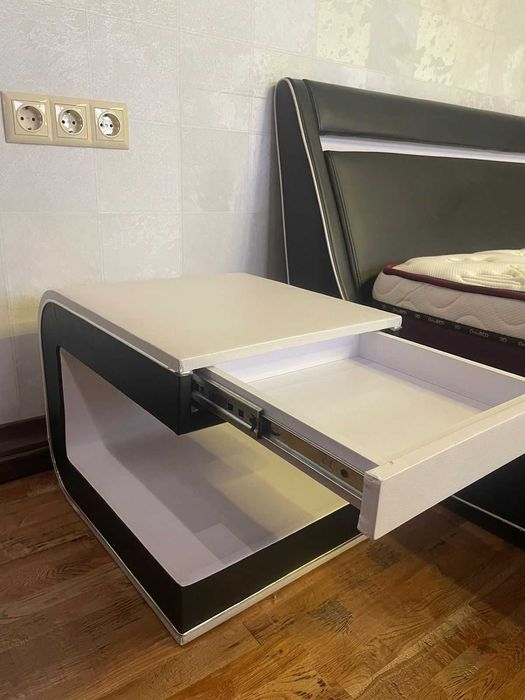 Кровать с тумбами и матрацем