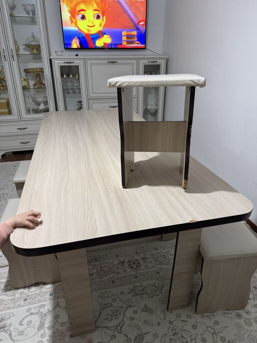 Кух стол и стулья