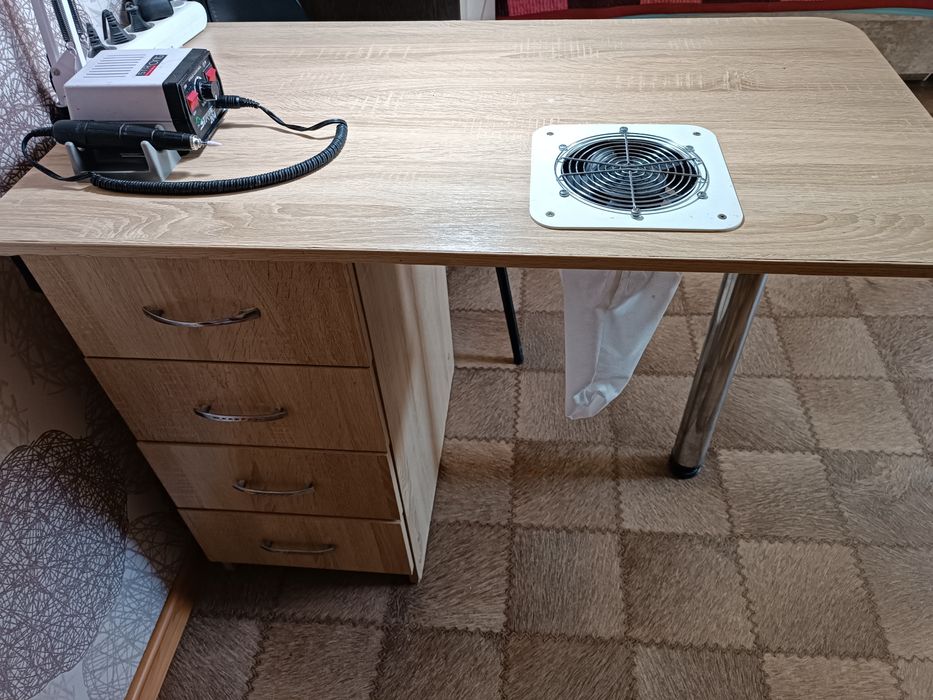 Маникюрный стол со встроенным пылесосом