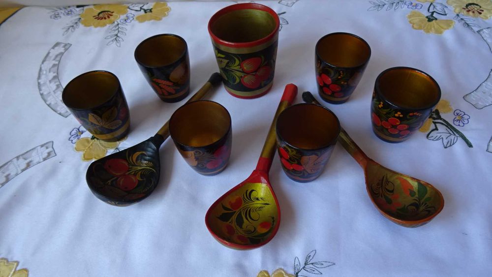 Руски дървени чаши и лъжици  изрисувани в стил Хохлома