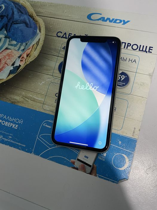 Продам 11 айфон белый