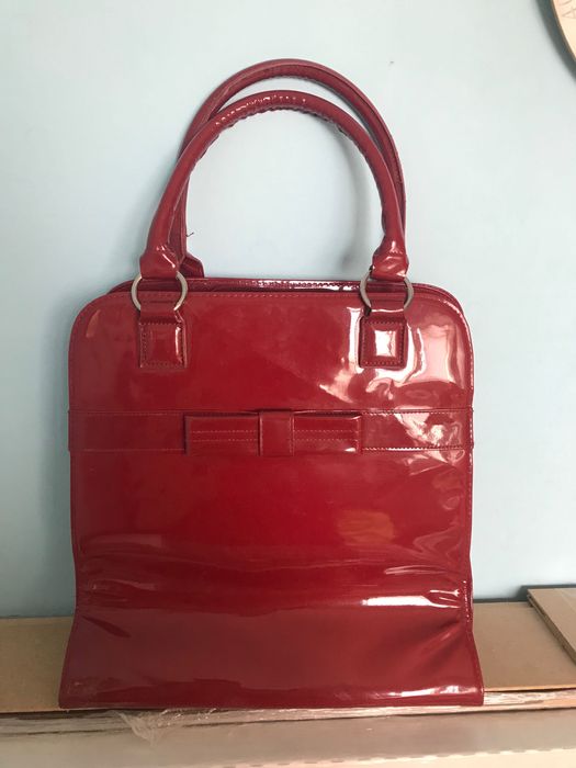 Червена лачена чанта, 40лв.