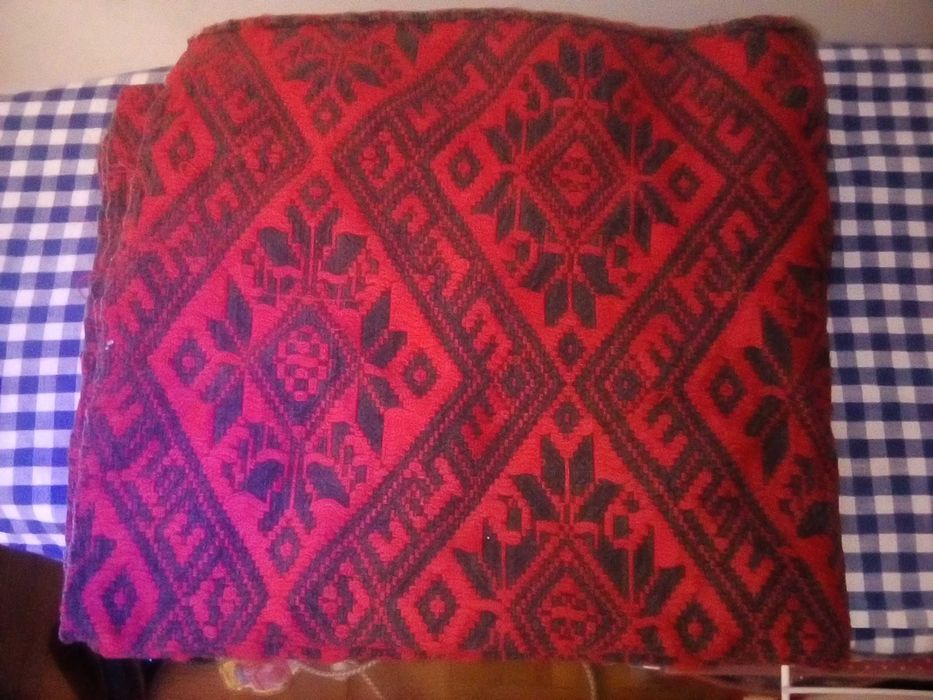 Ръчно тъкани къси черги, калъфка за възглавница.