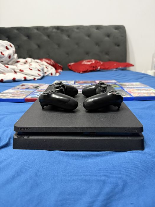 Vand Ps4 slim de 1tb memorie cu 2 manete si 13 jocuri