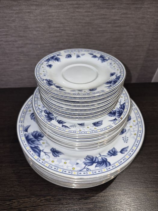 Продам фарфоровый  набор посуды