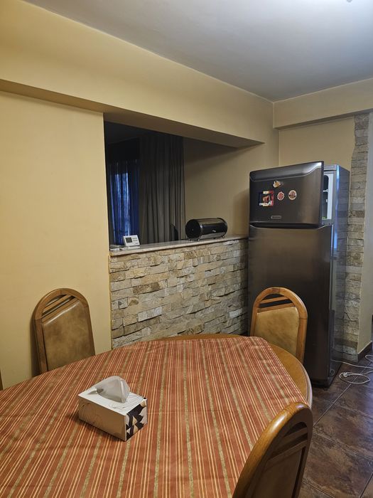 Inchiriez apartament 4 camere cu garaj