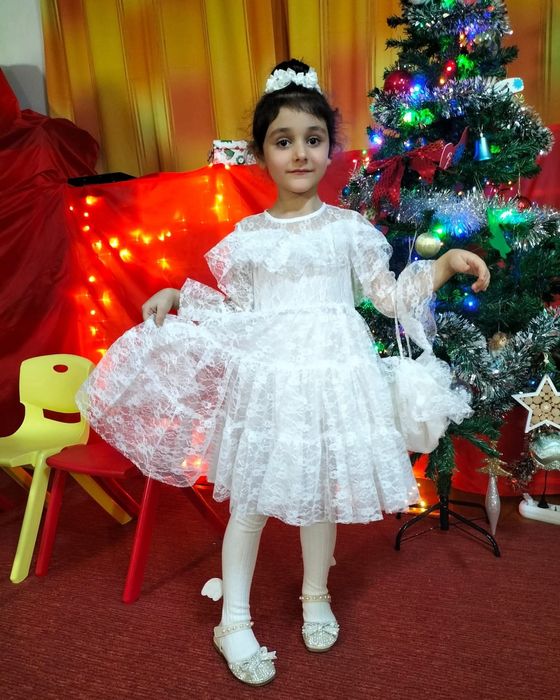 Rochiță albă mărimea 5 -6  ani!