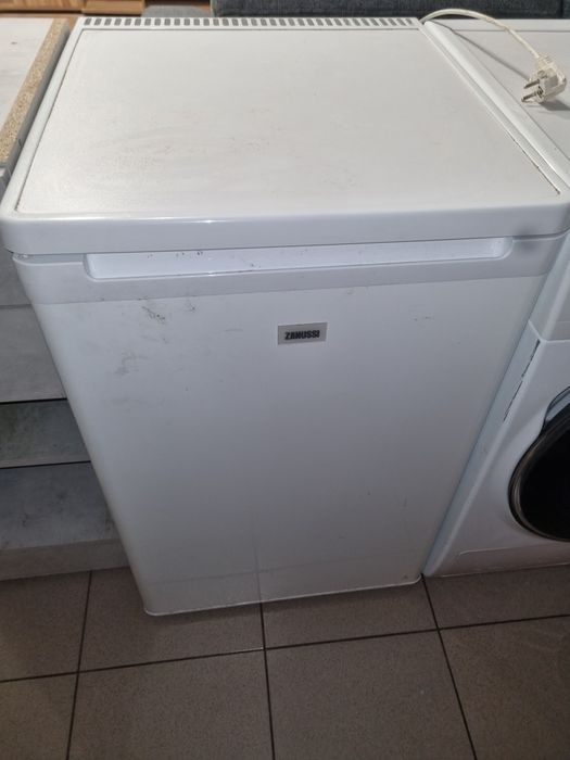 Малък хладилник Zanussi