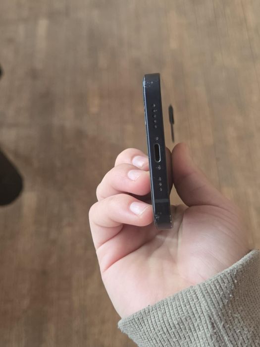 iPhone 12 128gb 79% капацитет (държи цял ден)