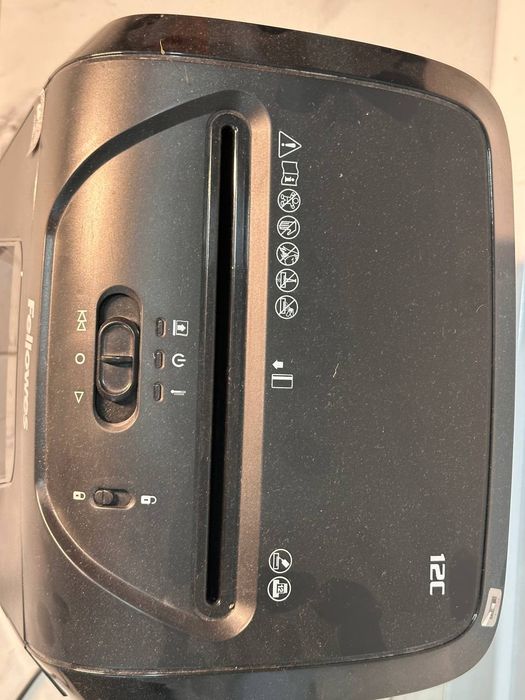 Уничтожитель бумаги (шредер)