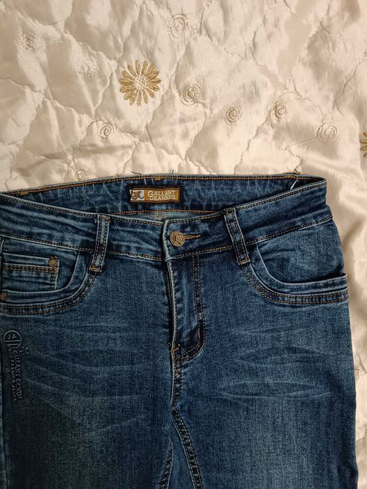 Продам джинсы на девочку