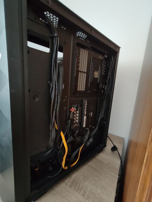 Vând calculator de gaming