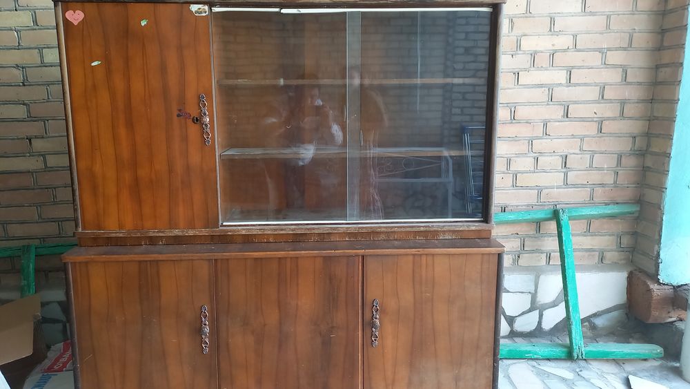 Продаётся сервант хорошее состояние