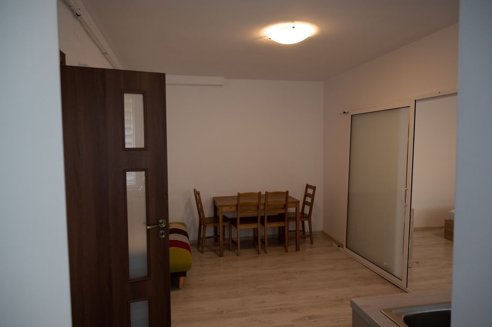 Închiriez apartament elegant, central, cu curte și intrare individuala