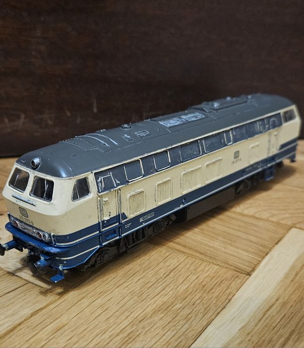 Продавам аналогов локомотив Roco BR 215 077-9 на DB 1:87 HO