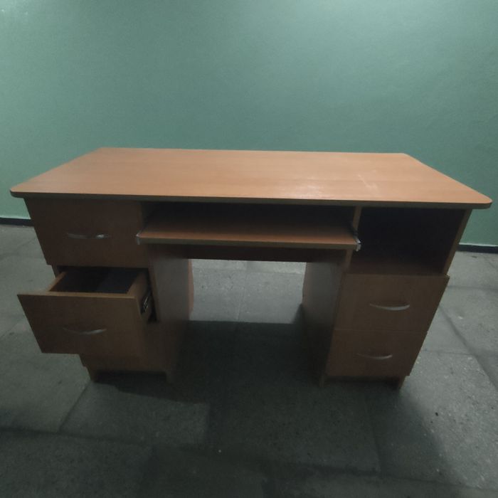 Компьютерный стол.