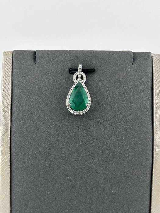 Кулон с изумрудом и бриллиантами