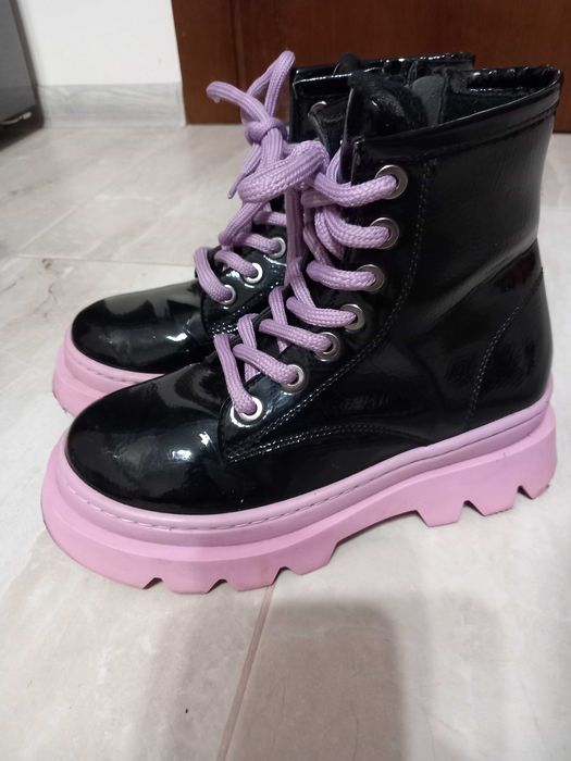 Лачени черни боти с розова подметка