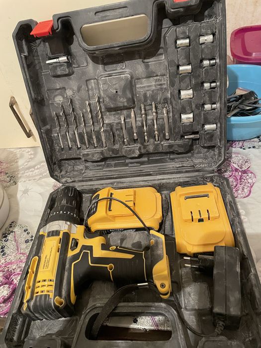 шруповерт с набором