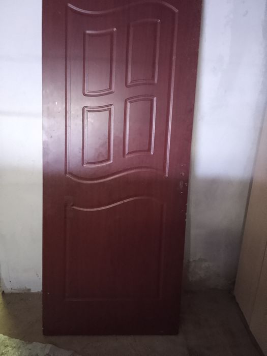 Дверь деревяный.