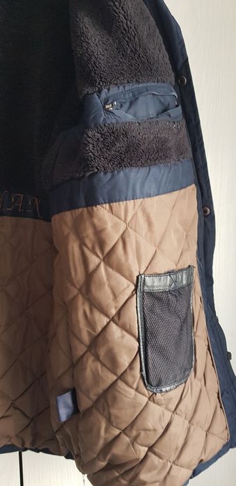 Эркаклар курткаси сотилади.