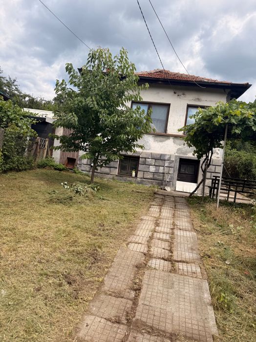 Продавам къща гр.Перник