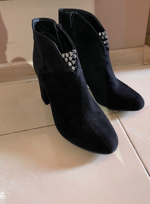 Черни велурени боти