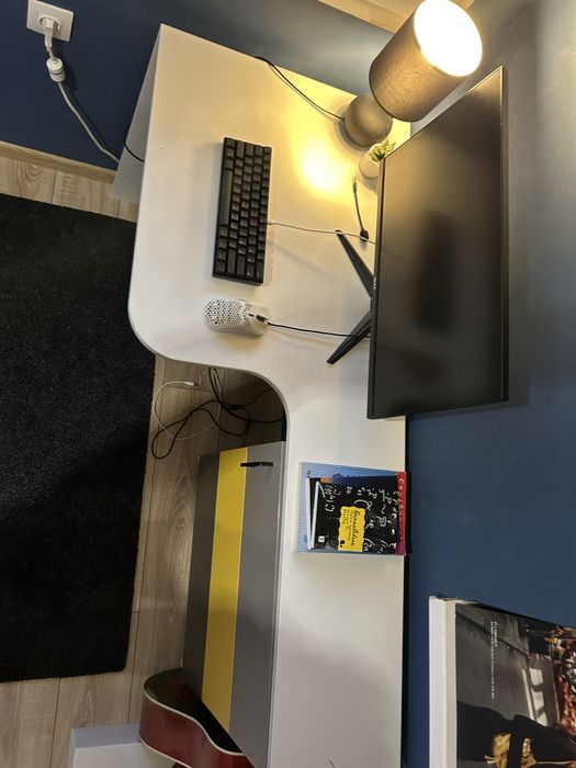 Бюро с модерни цветове и дизайн, правено по поръчка.