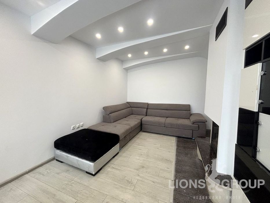 Дава се под наем Тристаен апартамент в Варна, Колхозен пазар - 85 кв.м за 509.49 € - Снимка #1