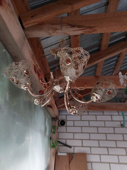 Продам люстры хрустальные.