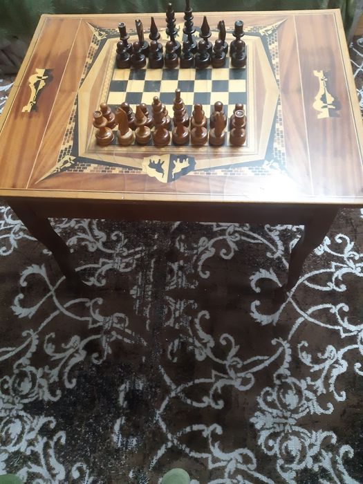 Продам Шахматы и стол