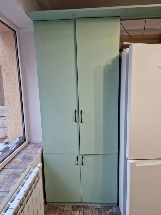 Голяма кухня в зелен цвят