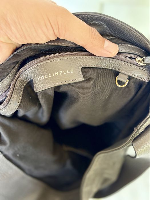 Geantă hobo Coccinelle din piele întoarsă naturală / gri