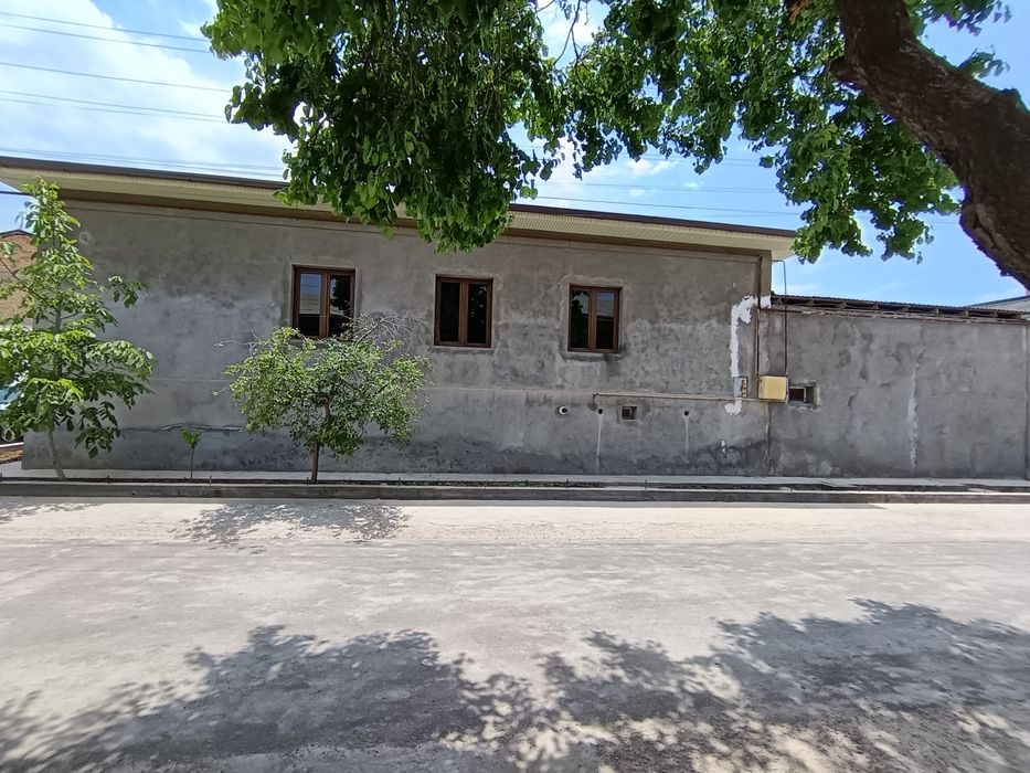 O'n qo'rgonda uy sotiladi