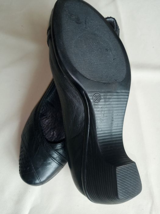 Дамски черни обувки номер 38