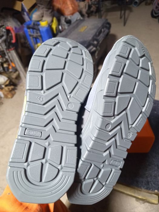 Продам спец обувь размер 42 новый