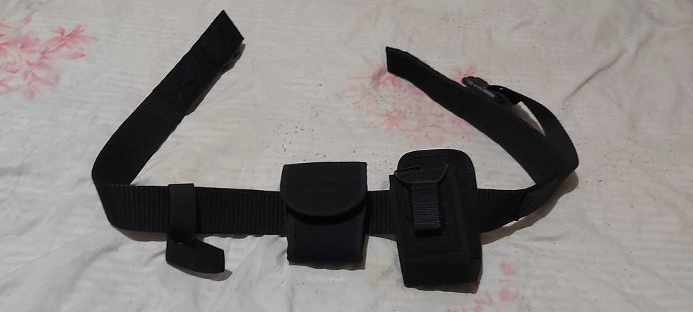 Продавам черен колан с аксесоари