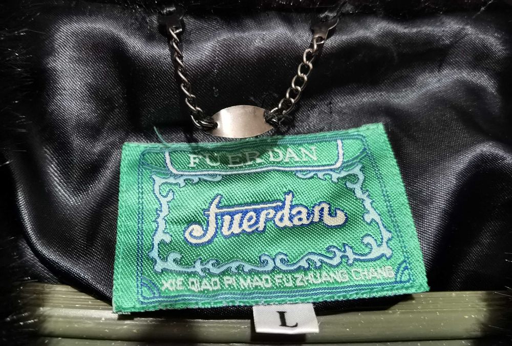 Луксозно зимно палто с интересна яка за изискани дами